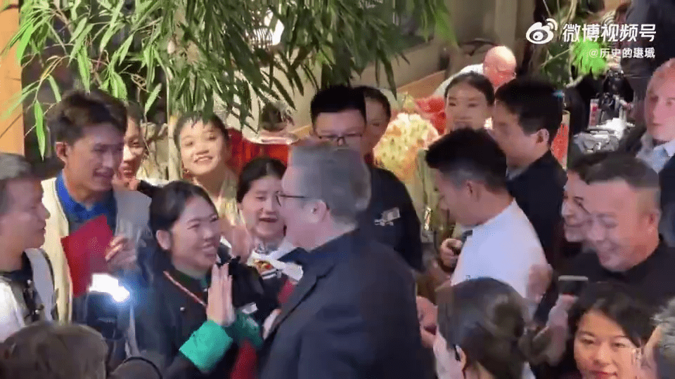 施紀賢在北京三里屯門店用餐後、與店員合影留念的影片。 微博 施紀賢在北京三里屯門店用餐後、與店員合影留念的影片。 微博