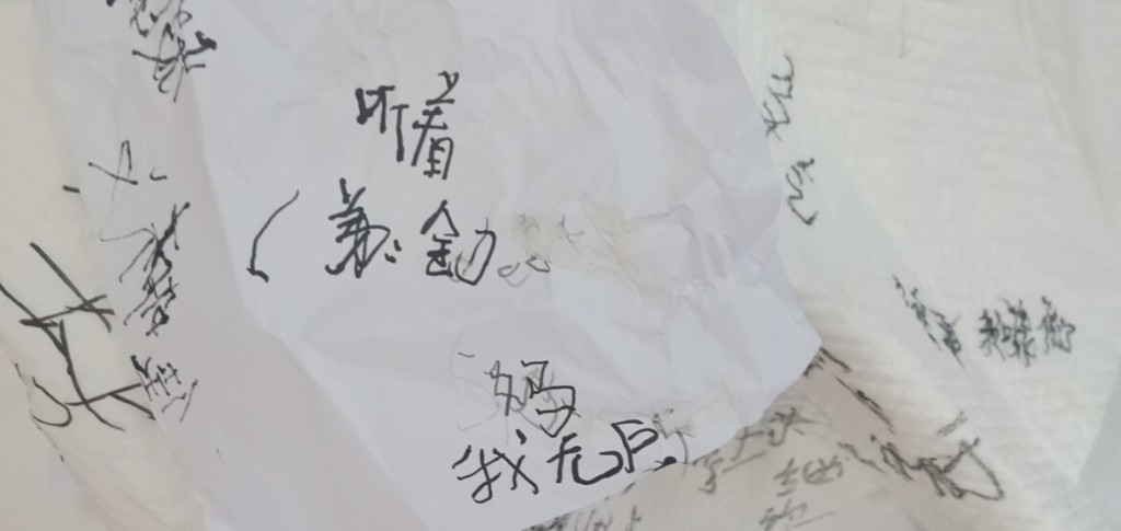 店主用已燒致焦黑的右手寫字。網圖