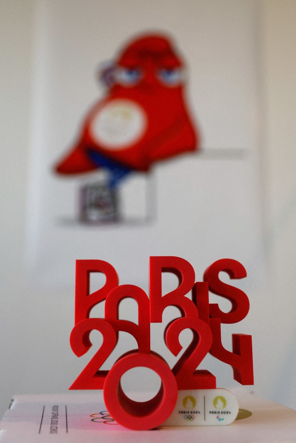 巴黎2024奧運會和殘奧會吉祥物揭幕期間，會場的一塊Phryges牌匾。路透