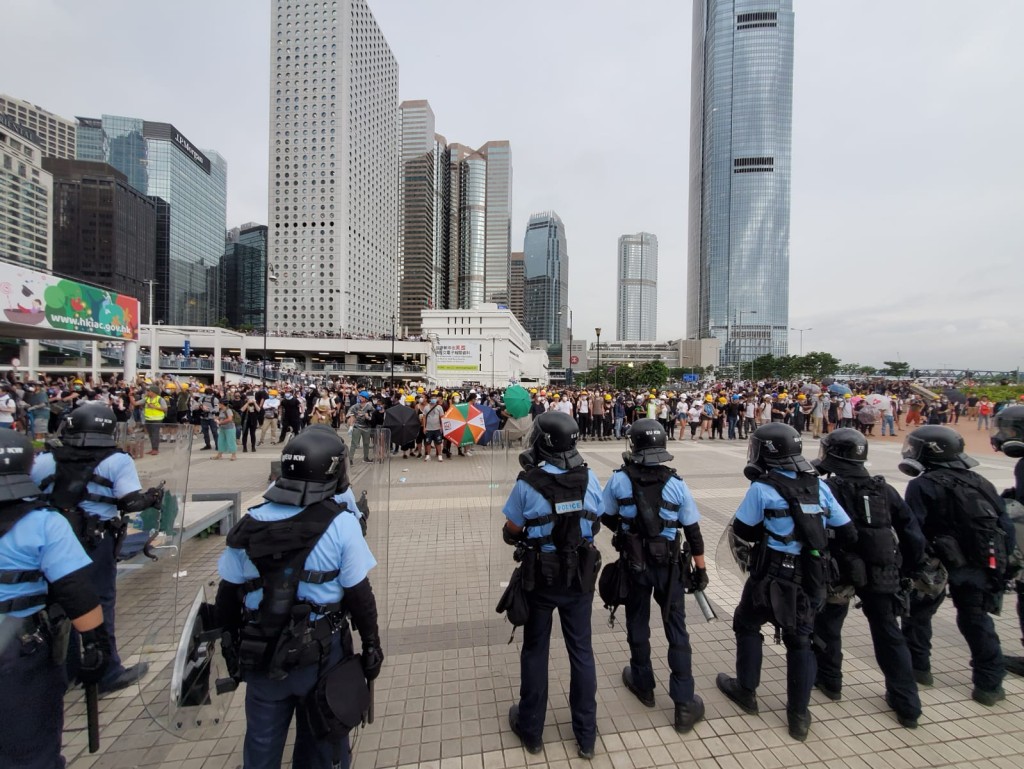 議員在聯署信中譴責警方以過分武力對待示威者。