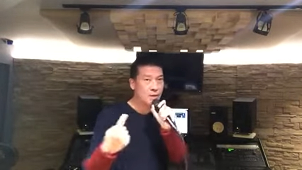 张佳添开YouTube频道教人唱歌技巧。