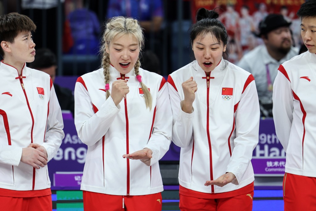 中國隊球員李夢（左二）在頒獎儀式上。新華社