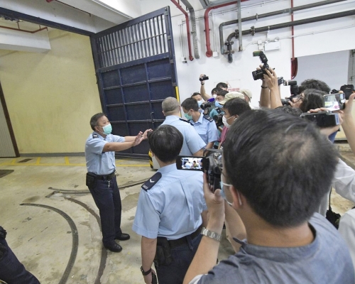 記者跌倒後受傷,有傳媒與警員理論。資料圖片