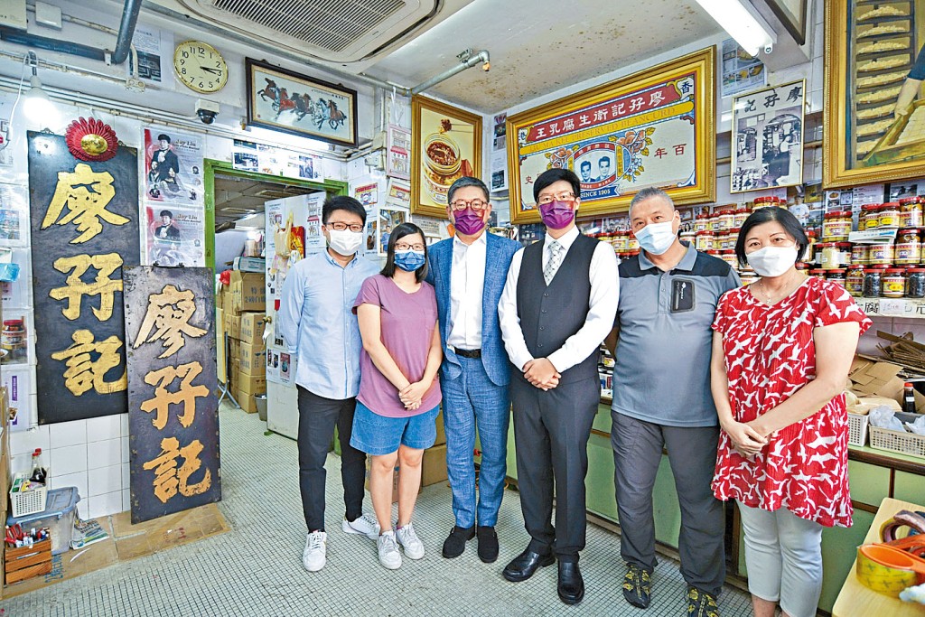 旅發局總幹事程鼎一（左三）與廖孖記第四代掌舵人廖晃業（右三）一家合照。