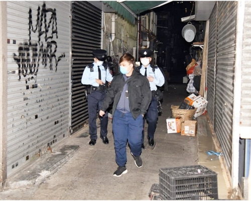 警方在後巷調查。