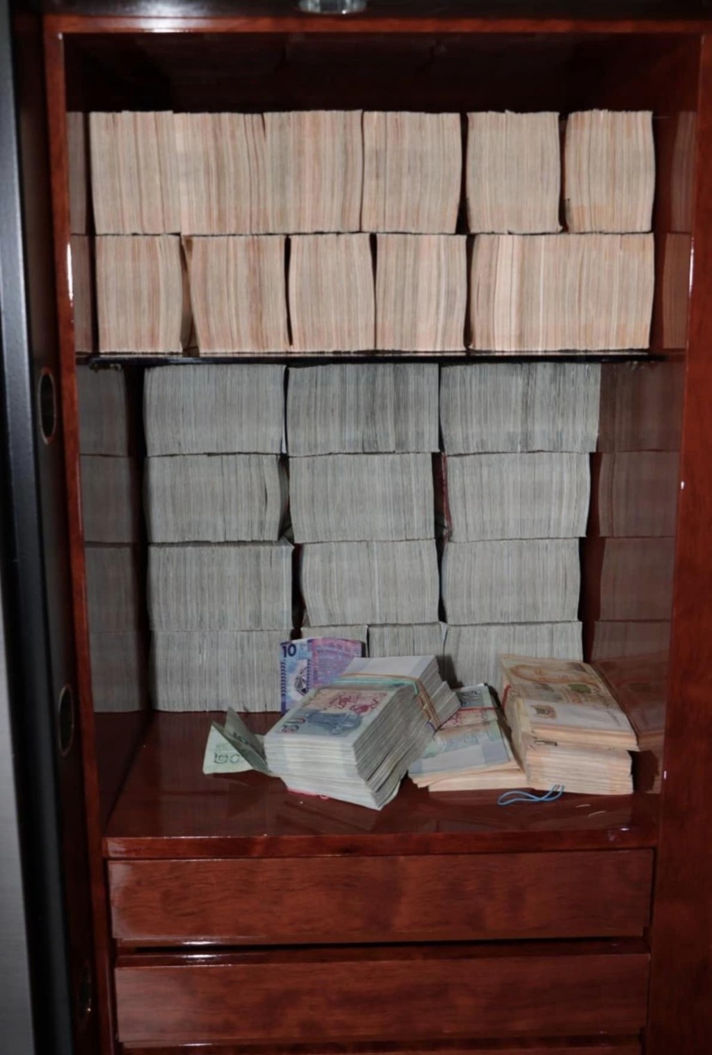 蘇海金家中的大量現金。新加坡警方Facebook
