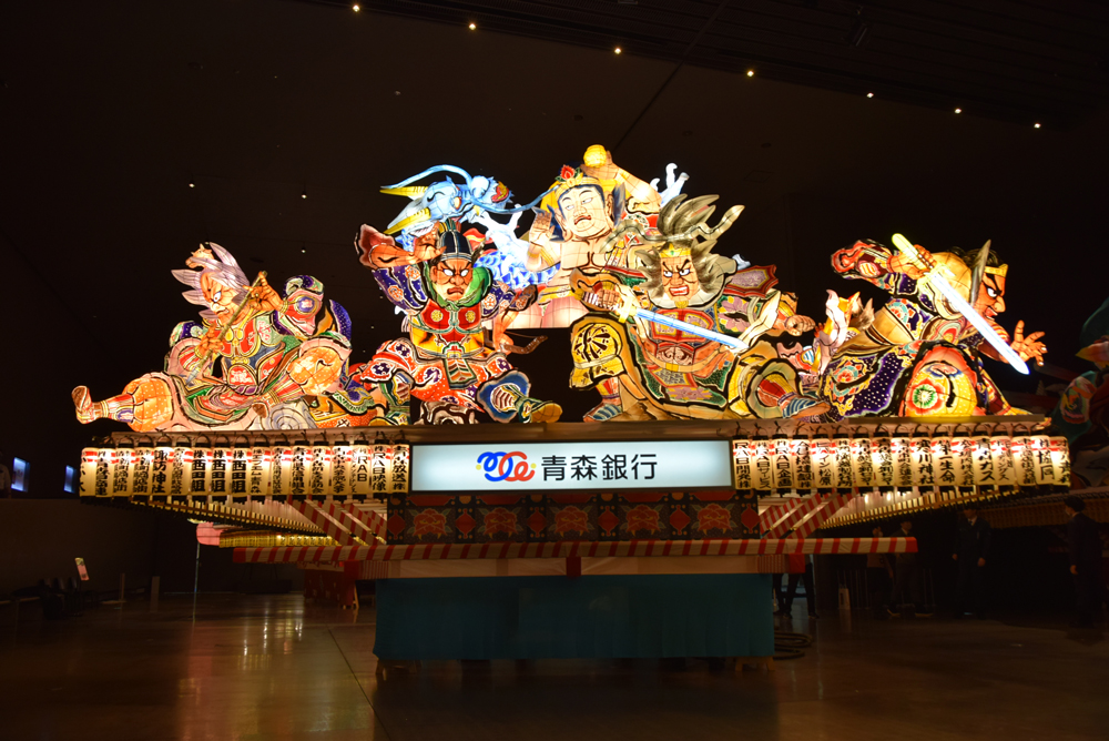 由十四位燈籠師合力製作的特別睡魔燈籠《願望之燈-藥師如來、玄奘三藏與十二神將》。