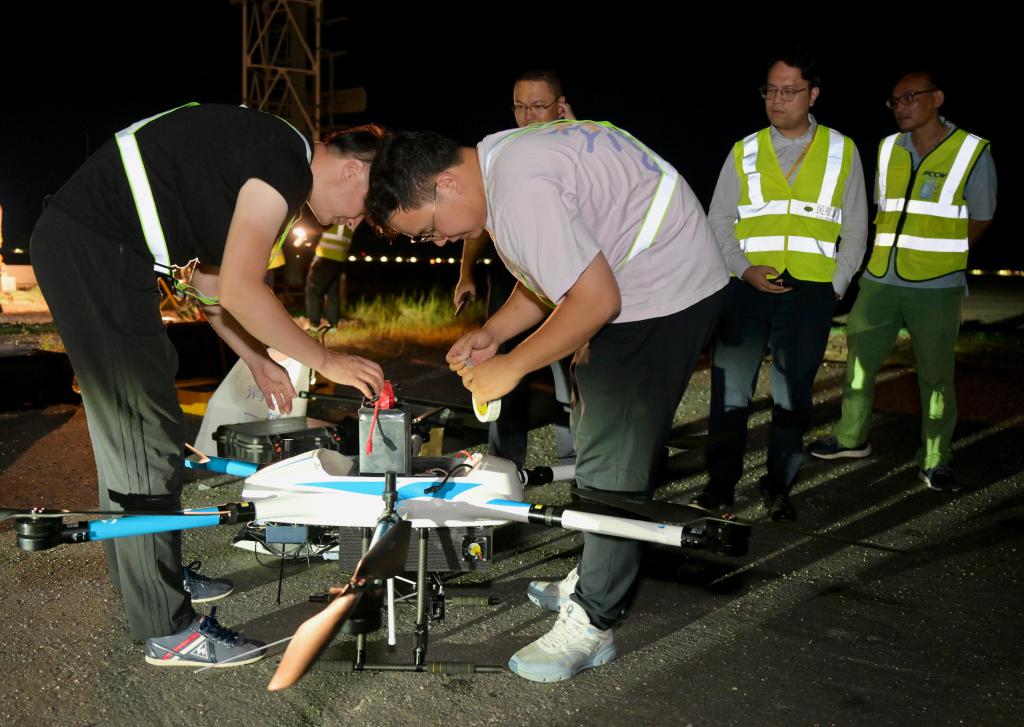 民航處在機場利用小型無人機進行飛行校驗測試，相關技術人員正為測試作準備。