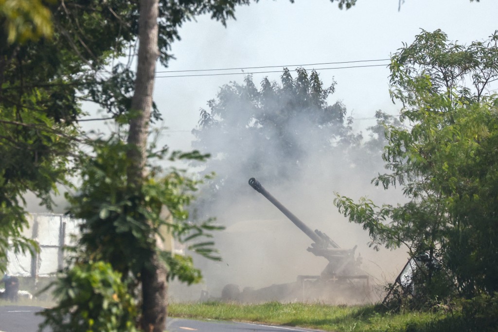 泰國軍方指控柬埔寨違反雙方達成的無條件停火協議，繼續向泰軍多處發動攻擊，泰軍被迫還擊。路透社
