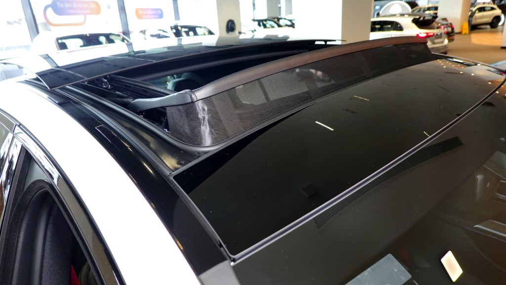 平治Mercedes-AMG E 53 HYBRID 4MATIC+登場：標準配置還有全景式天窗、手機無線充電、轉色氣氛燈、原廠導航系統、360泊車鏡頭和Burmester 4D環繞音響系統等。