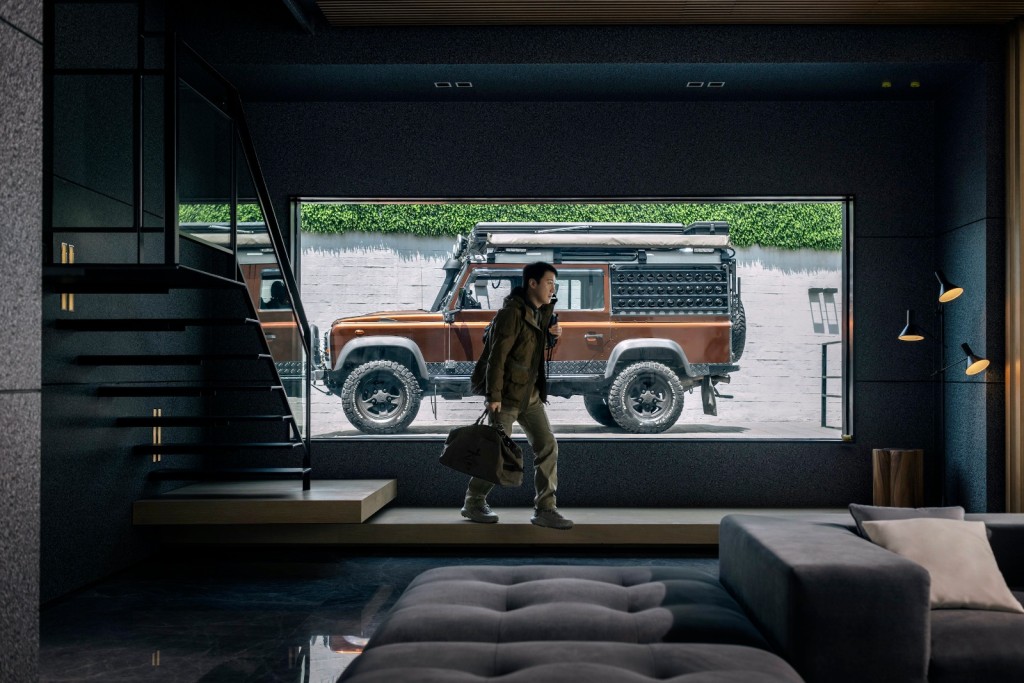 广告最后，Leon以一身户外造型亮相。