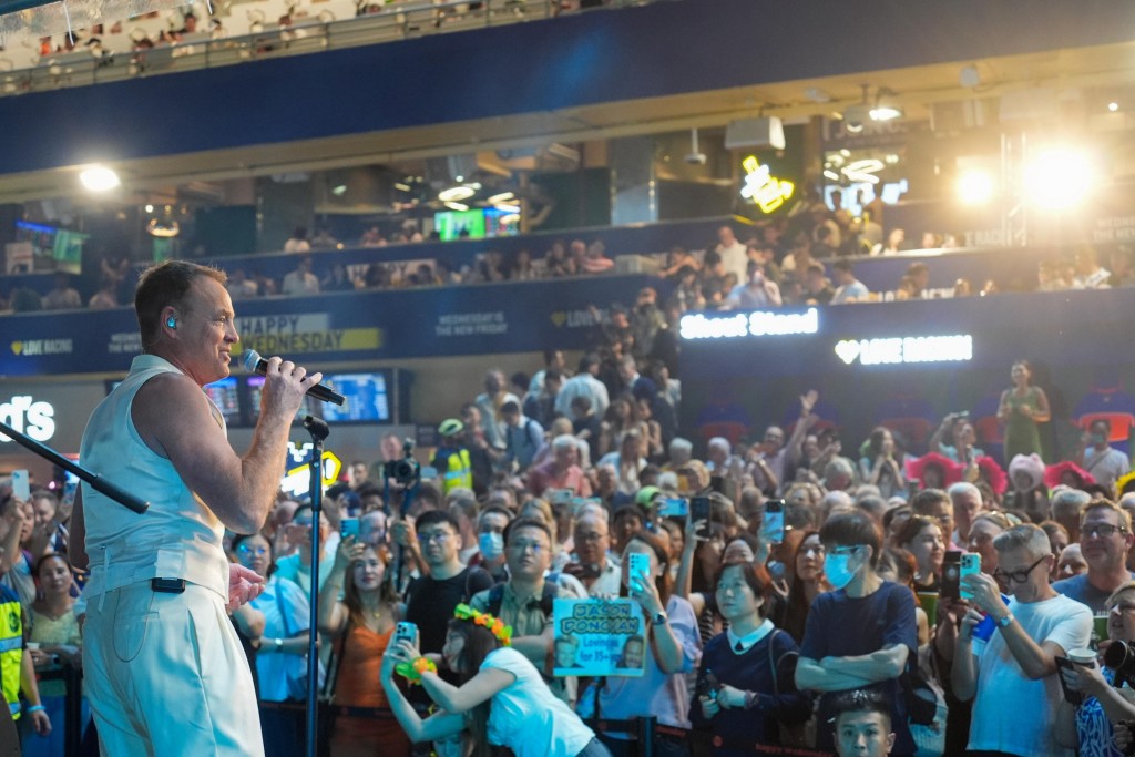 著名歌手 Jason Donovan獲馬會邀請在「快活星期三」獻唱,掀起高潮。 著名歌手 Jason Donovan獲馬會邀請在「快活星期三」獻唱,掀起高潮。