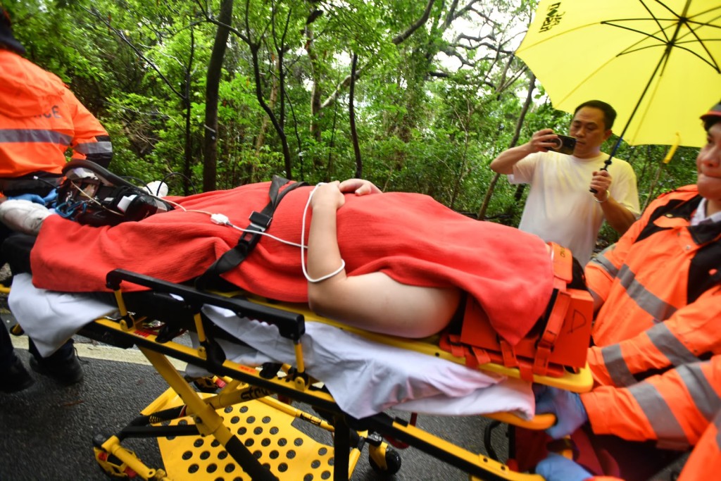 一名男傷者送院治理。 一名男傷者送院治理。