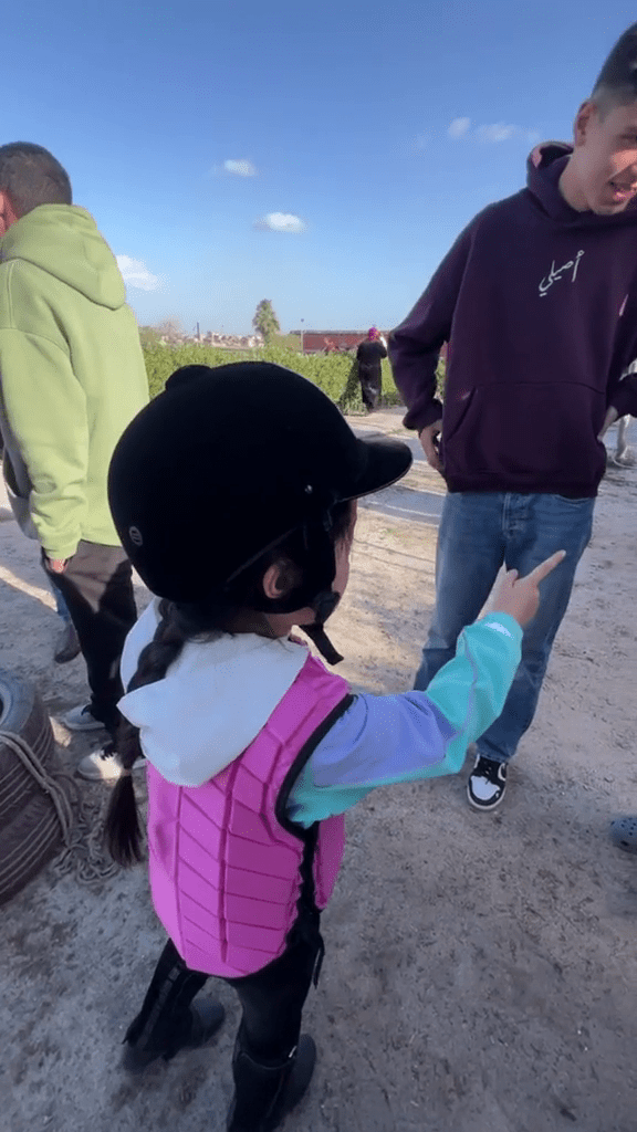 9歲華籍女童埃及「舌戰」馬術教練，流利英語為友抱不平。 