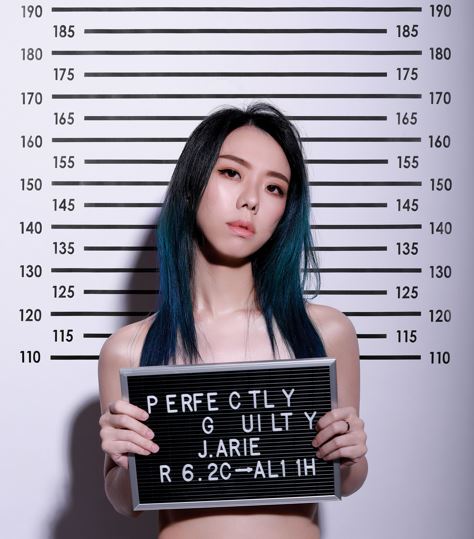 赤裸以犯人造型出現在個唱海報。