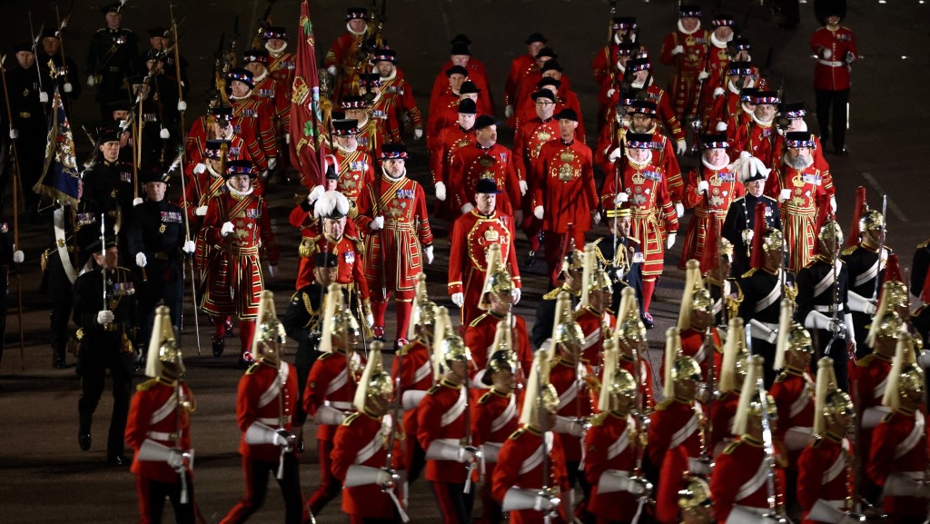 军队代表参加日前通宵举行的加冕巡游总彩排。  路透社