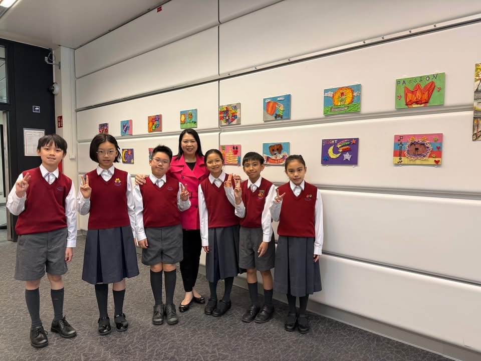 基灣（愛蝶灣）學生的畫作在聯合國維也納總部展出，傳遞和平訊息。（學校提供）