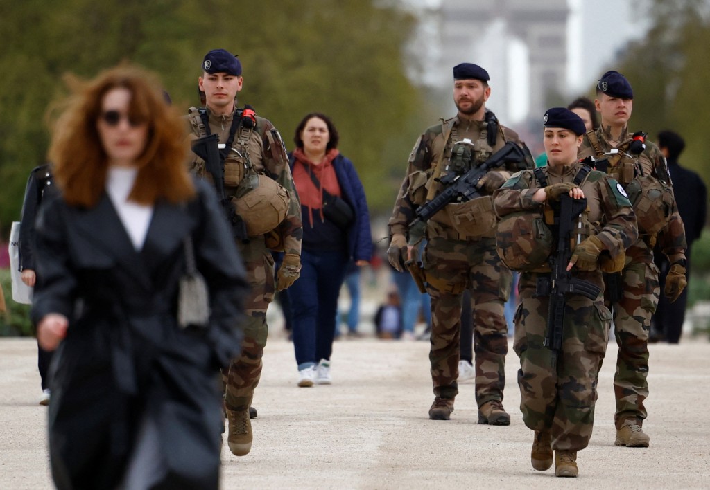 巴黎街头加强保安。