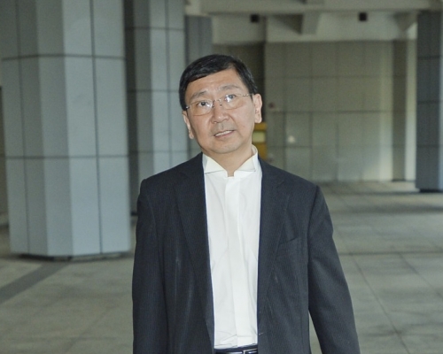 陳文敏主政的港大提倡違法達義，結果令大批學生、市民被捕。