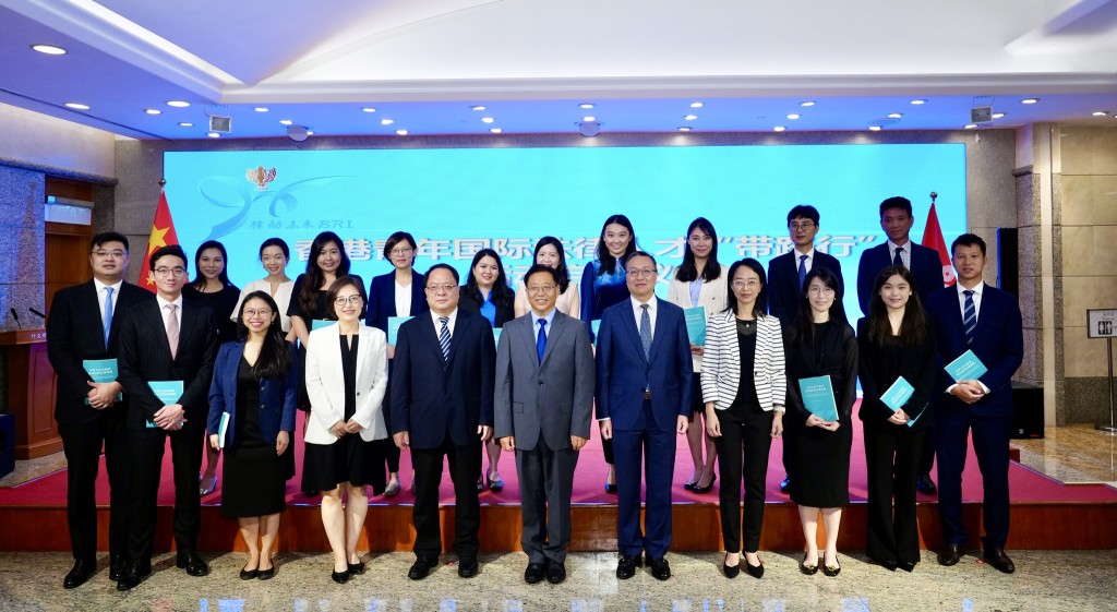 16位香港青年國際法律人才有機會到訪北京和喀什,參與5天學習交流活動。林定國fb 16位香港青年國際法律人才有機會到訪北京和喀什,參與5天學習交流活動。林定國fb