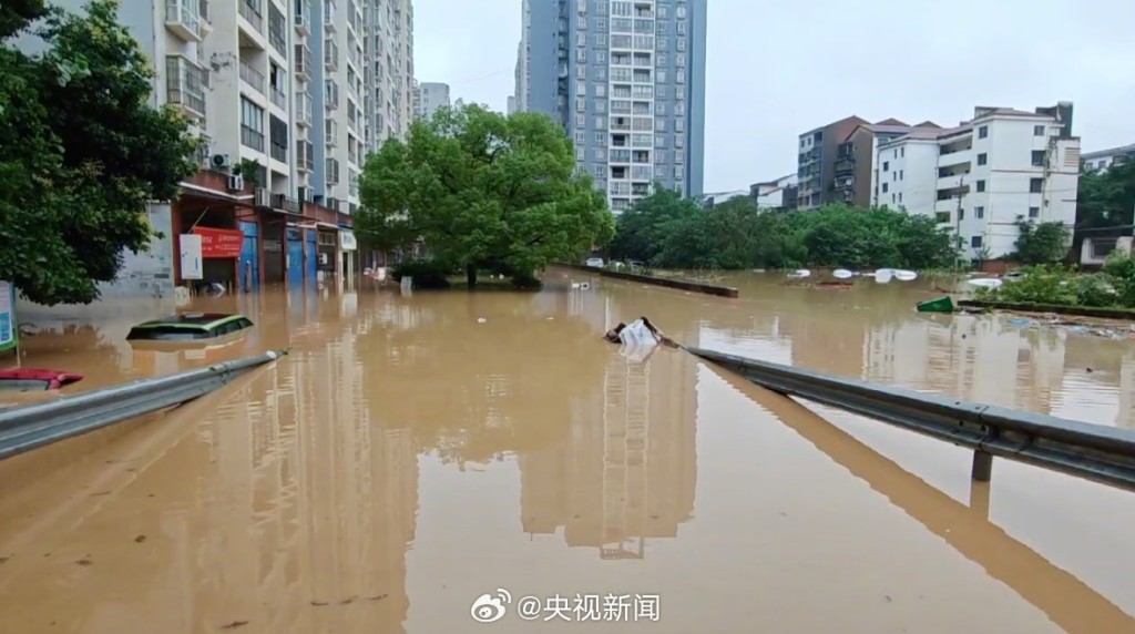 重庆15河超警戒水位，暴雨已致6死3失踪。