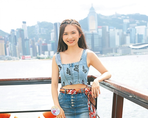 關楓馨準決賽時找爸爸關禮傑助陣惹負評,故決賽時不敢故技重施。