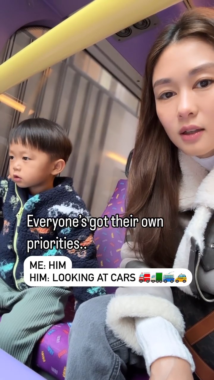 岑丽香的儿子挂住睇车，没有理会妈妈。