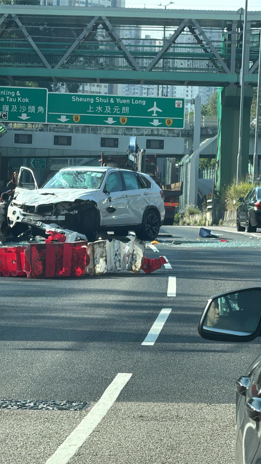 涉事私家車嚴重損毀。網上圖片