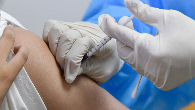 許樹昌認為變異病毒株XBB流行，令疫苗防感染功用大打折扣，呼籲高危群組接種新冠疫苗加強劑。資料圖片