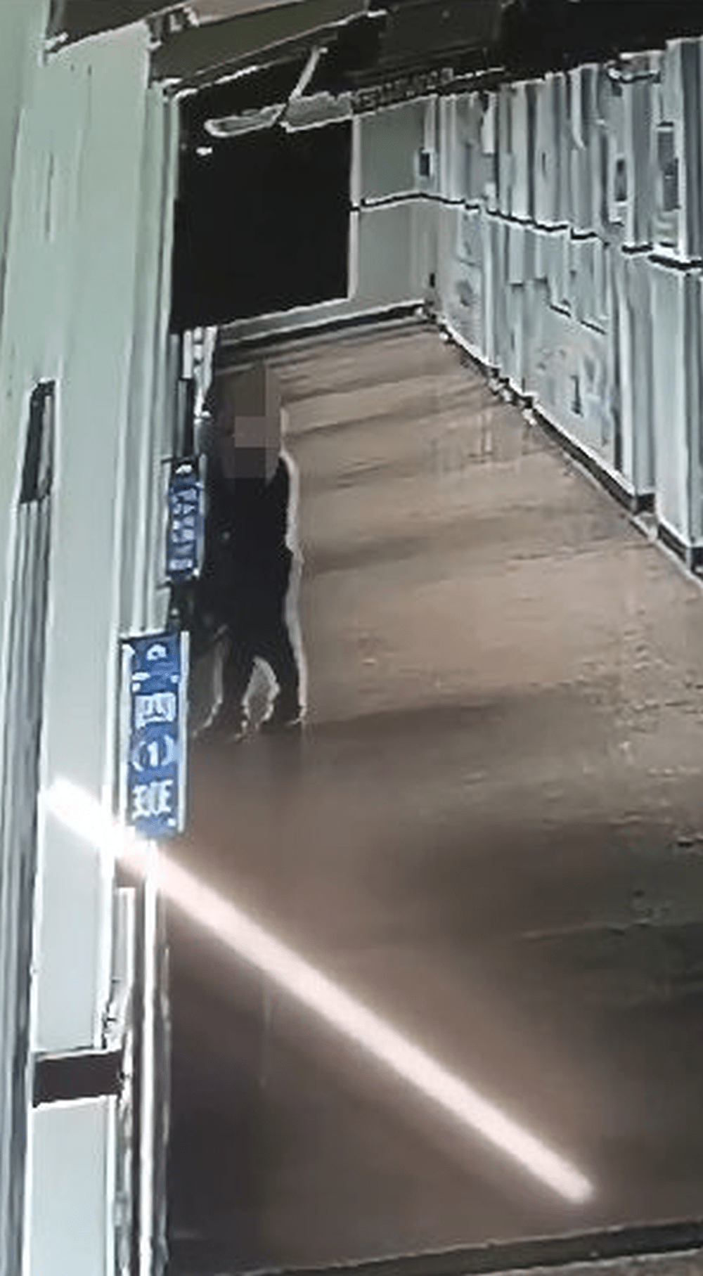 浙江教師抱小學生到3樓窗口威脅「掟落樓」 。 浙江教師抱小學生到3樓窗口威脅「掟落樓」 。