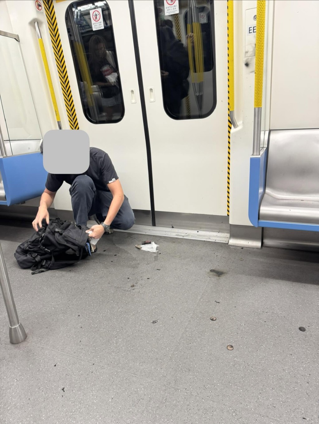 南港島綫一輛列車行駛期間,有乘客的充電池起火。網上圖片 南港島綫一輛列車行駛期間,有乘客的充電池起火。網上圖片