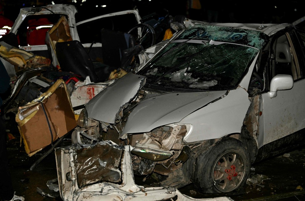 至少15架车被波及。法新社