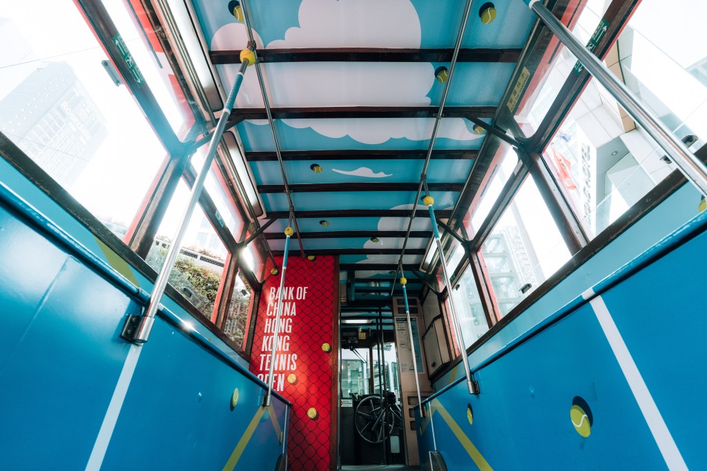 下层车厢的内部设计以网球场明亮的 白色界线为主题，并配以3D网球艺术，让乘 客仿佛置身于比赛之中。公关提供