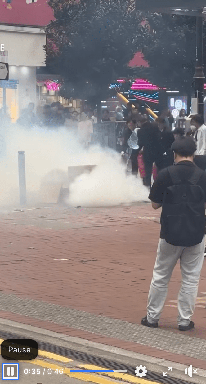 當火勢轉趨微弱後，更有工作人員合力搬來辦公室用的大型蒸餾水樽倒水降溫。fb「車cam L（香港群組）」