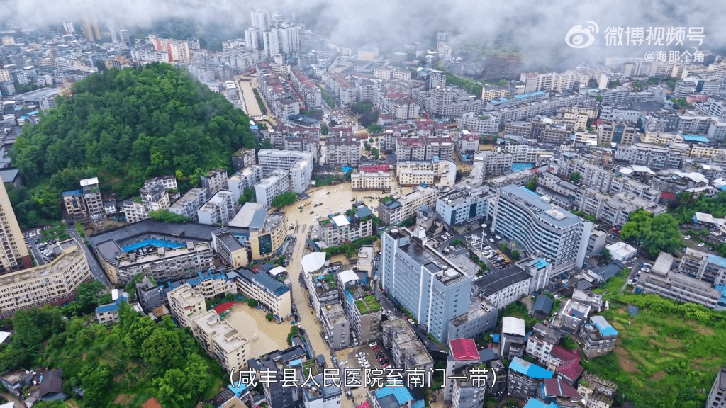 湖北咸豐暴雨，航拍照可見馬路都被淹。
