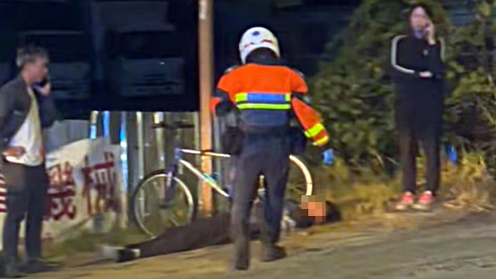 鐵騎士倒卧地上。fb：馬路的事 (即時交通資訊台)