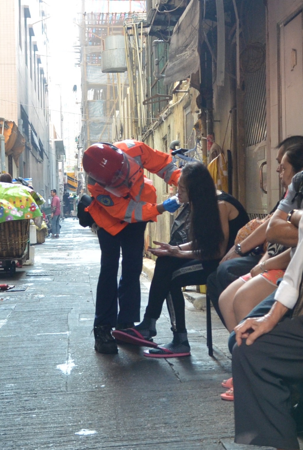 起火單位女戶主走火警時擦傷面部, 在場接受救護員治理,毋需送院。