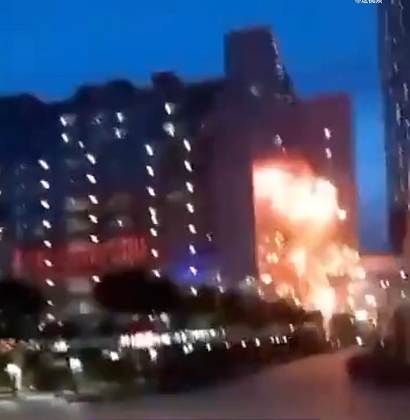 目击者指当时听到爆炸声之后就有浓烟从大楼升起。