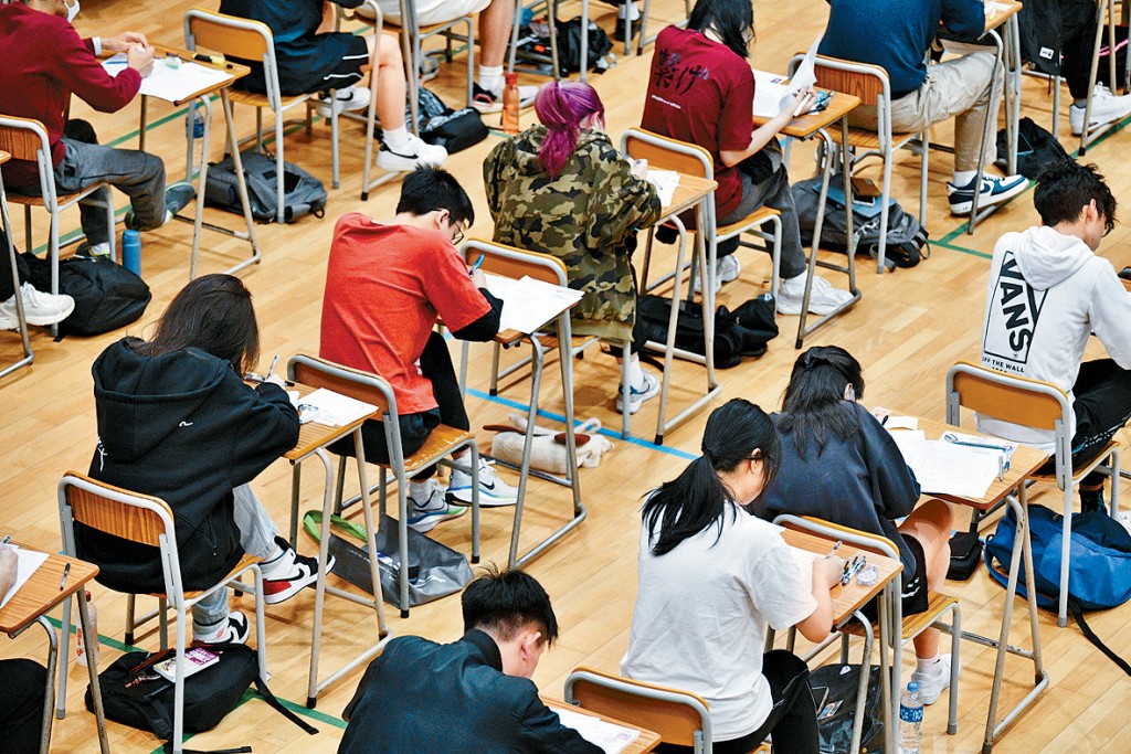 近年應考文憑試的自修生呈升勢,考評局公布最新版本的《考試規則》,修訂有關以自修生身份報考文憑試的要求。