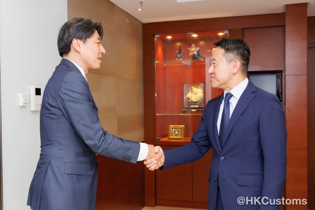 日本駐港總領事三浦潤(左)今日禮節性拜訪香港海關關長陳子達(右)。海關fb 日本駐港總領事三浦潤(左)今日禮節性拜訪香港海關關長陳子達(右)。海關fb