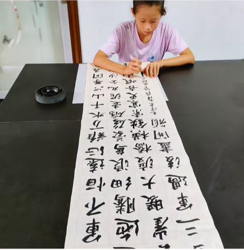 湖北11歲蔣夢涵自幼喜愛書法。