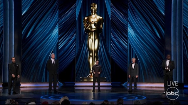 五位历届最佳男配角上台颁奖，场面热闹。