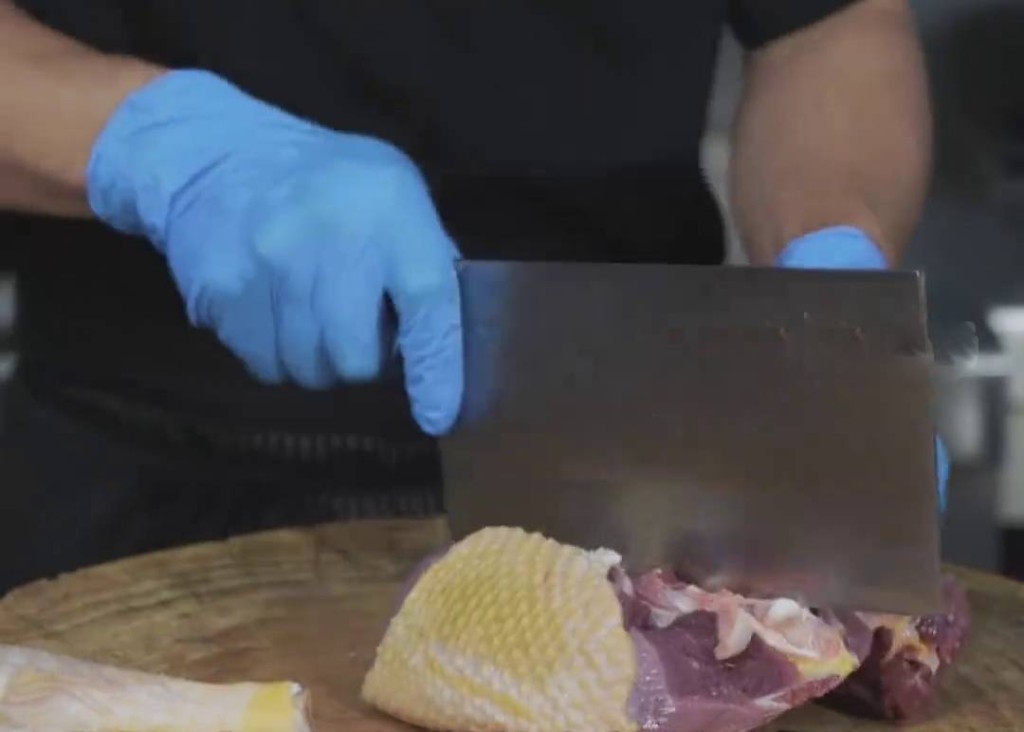 砧板刀具，須明確區分「生食專用」和「熟食專用」。 DV現場