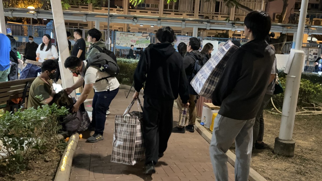 義工「一抽二褦」帶走多袋物資及市民鮮花。蔡楚輝攝 義工「一抽二褦」帶走多袋物資及市民鮮花。蔡楚輝攝