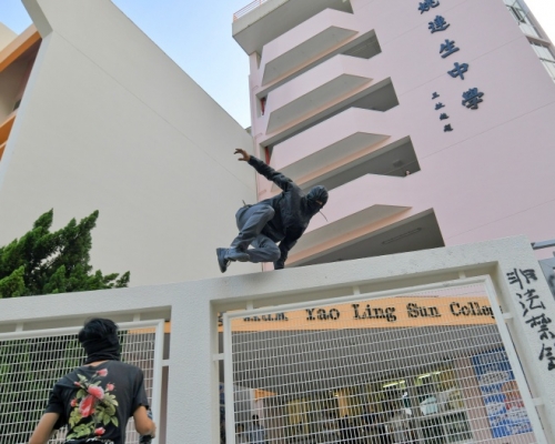 姚連生中學昨日被學生及示威者包圍。資料圖片