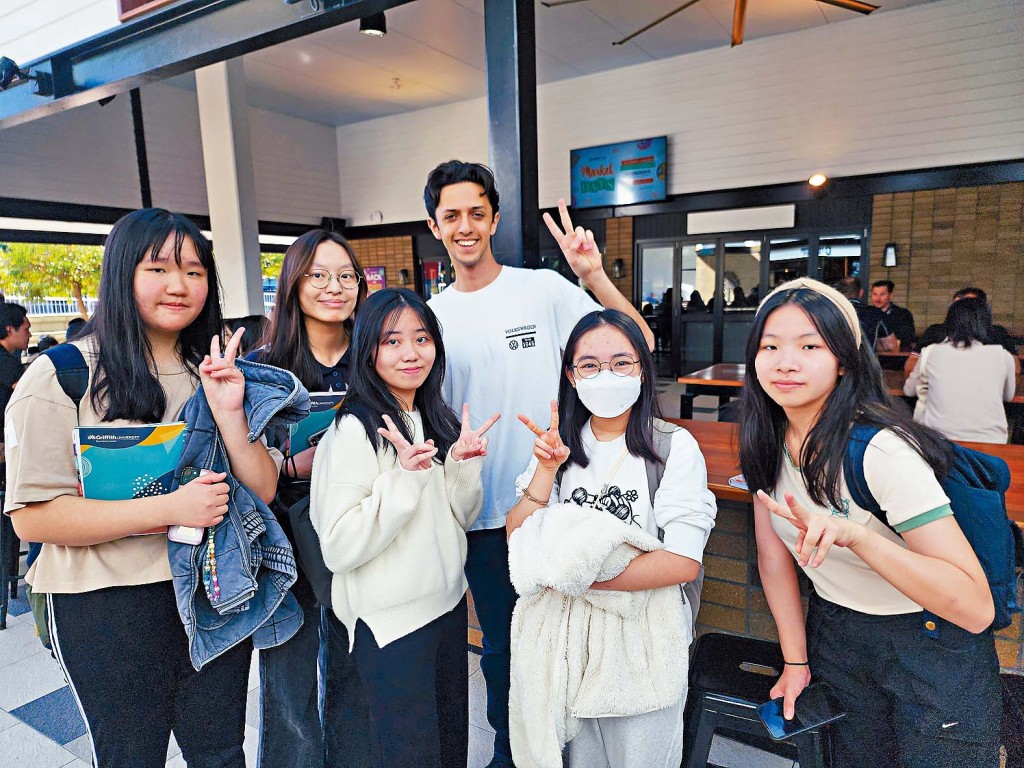 学生与澳洲大学生交流,了解当地学制,练习英语。