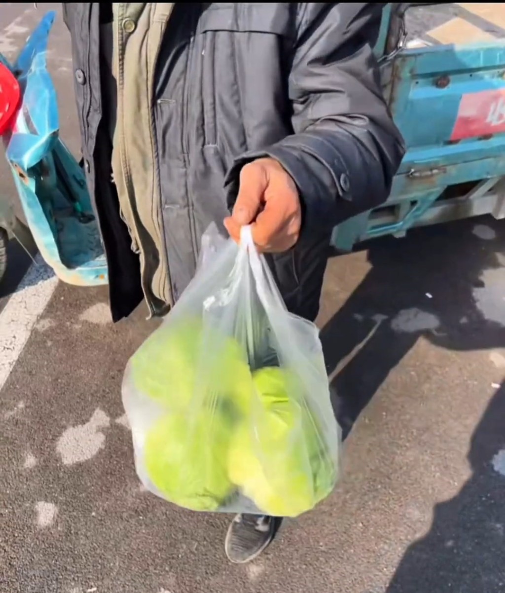 老伯一直等候法拉利车主。抖音@vvxln