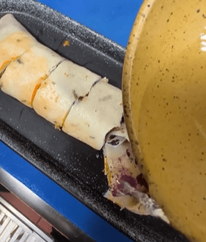 製作後並用水淋在蛋餅上，實測遇水變藍效果。