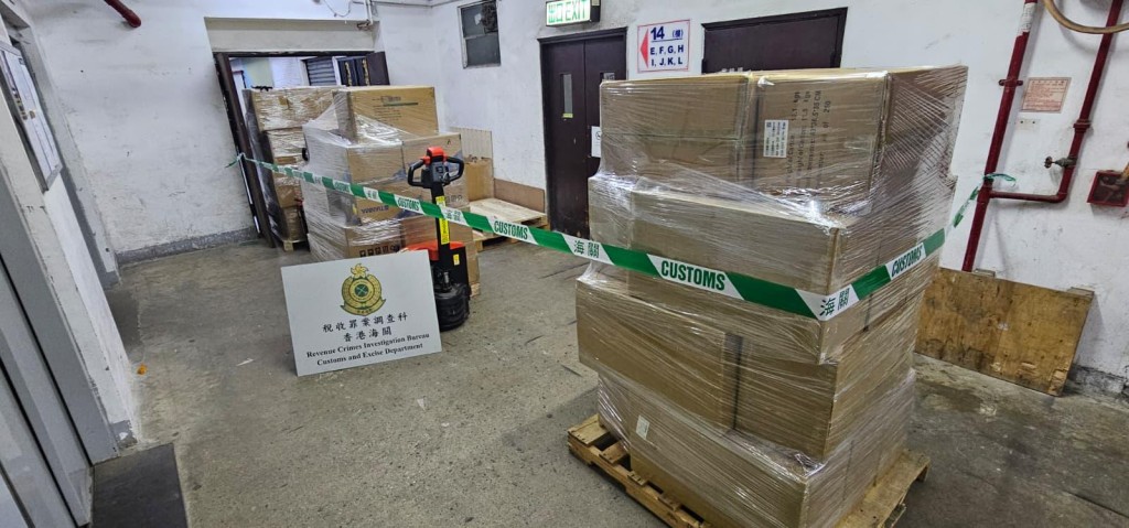 海關税收罪案調查科人員於周二（30日）在火炭一帶進行反私煙行動，行動中共檢獲約700萬支未完稅香煙，市值約 3150萬元，應課稅值約 2300萬元，並拘捕1名報稱司機的本地男子。黎志偉攝