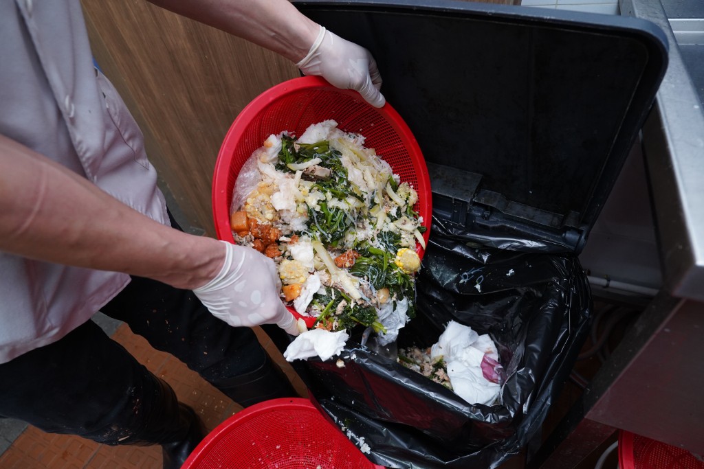 廚餘回收方面，環保署逐步擴展家居廚餘收集服務。